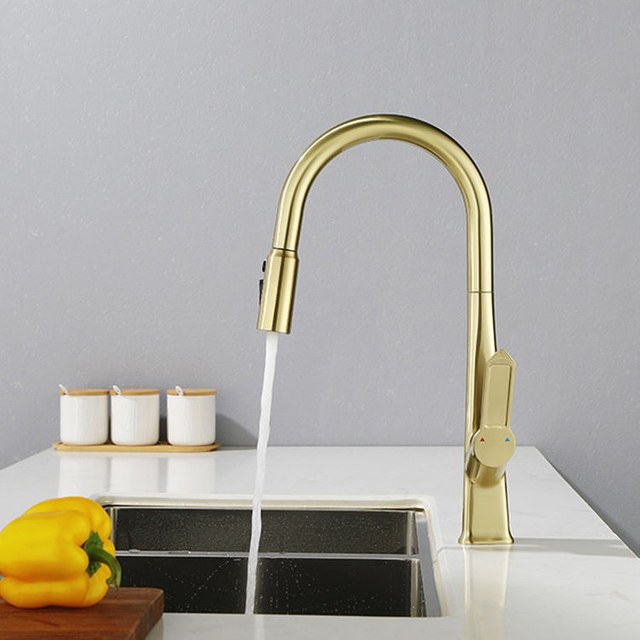 Los grifos del grifo del fregadero de la cocina del oro del solo agujero montado cubierta giratoria 360 tiran hacia abajo