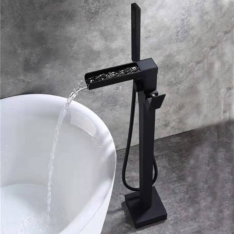 Grifo de bañera independiente montado en el suelo con relleno de bañera en cascada de latón negro